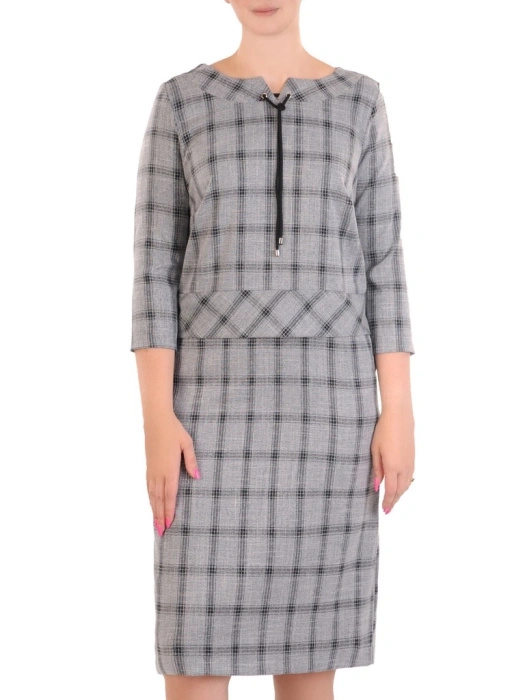 Elegancka sukienka do pracy w kratkę – prosty fason z baskinką modelującą talię 33925