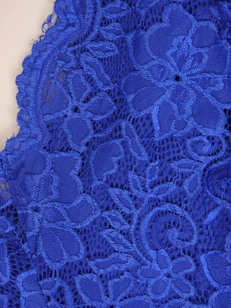 Elegancka suknia wieczorowa maxi chabrowa z gipiurą – rozkloszowany fason lekko tuszujący biodra 33772