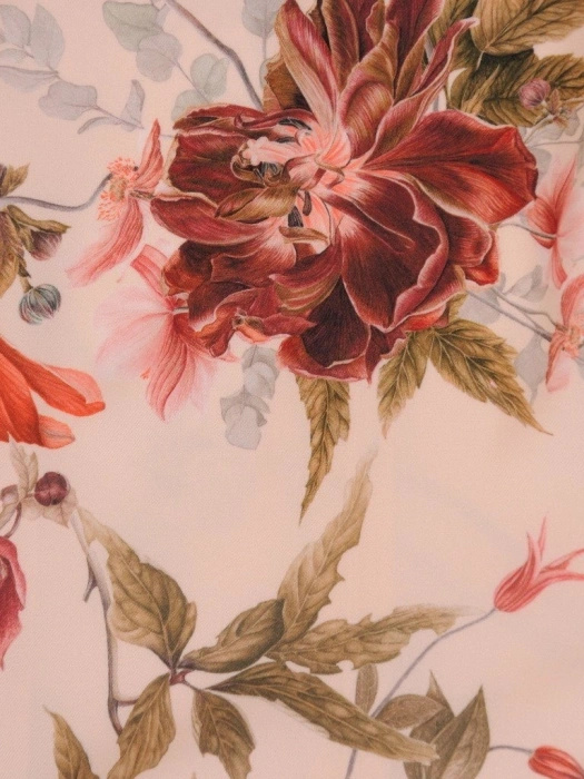 Elegancka beżowa sukienka rozkloszowana w kwiaty – wysmuklające przeszycia i pasek 21307