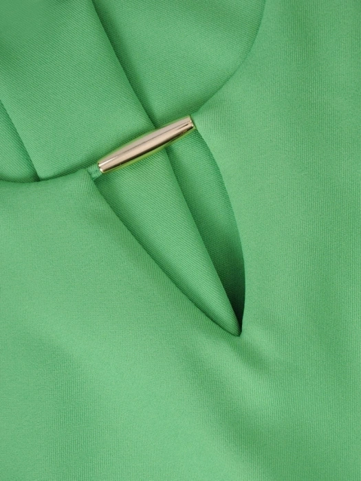 Elegancka zielona bluzka z prostym fasonem, okrągły dekolt – z wycięciem rozświetlającym cerę, dłuższy tył 38411
