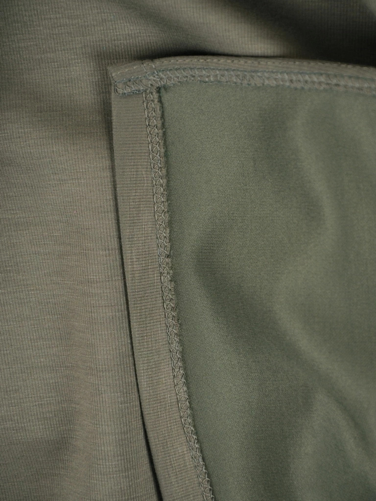 Elegancka sukienka khaki trapezowa z paskiem i rękawem 3/4 – swobodny krój midi z bocznymi rozcięciami 39476