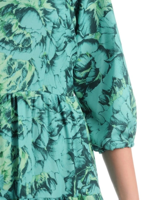 Elegancka zielona sukienka rozkloszowana w kwiaty – kobiecy fason midi na jesień 35490