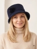 Elegancki kapelusz damski cloche granatowy – ocieplana podszewka i subtelna ozdoba 42365