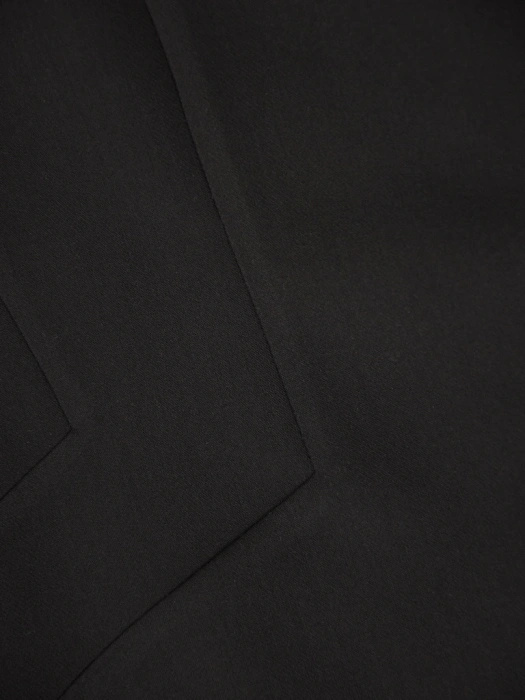 Elegancka czarna sukienka midi o prostym fasonie – modelujące sylwetkę przeszycia i rękaw 3/4 25766