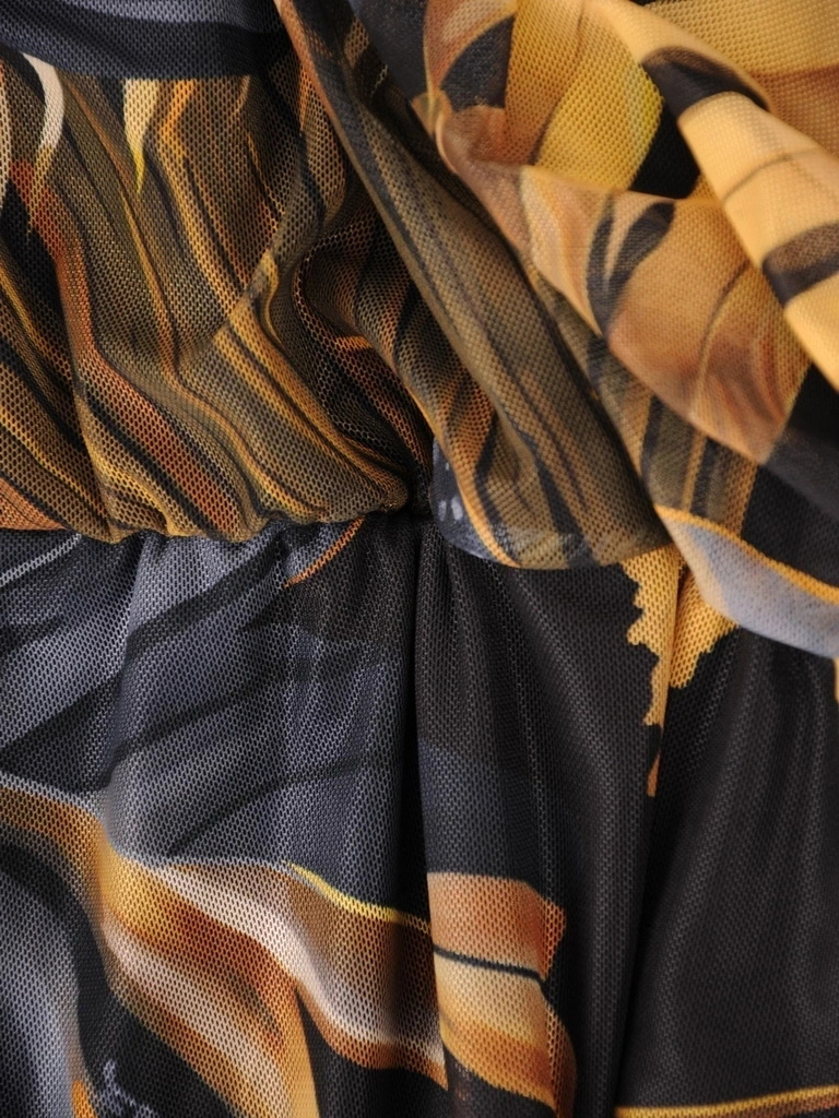 Elegancka czarna sukienka rozkloszowana maxi w jesienne liście – kobiecy krój wysmuklający sylwetkę 37086