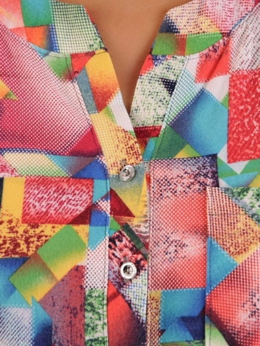 Elegancka wiskozowa bluzka w geometryczny wzór – prosty fason z ozdobnymi guzikami 21257