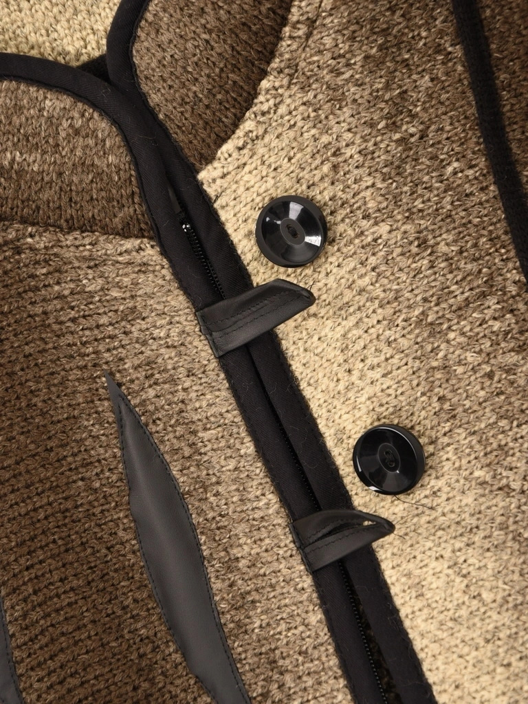 Elegancki sweter damski rozpinany ze stójką w odcieniach beżu – luźny fason z ozdobnymi guzikami 42180
