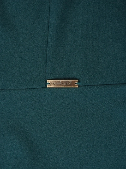 Elegancka sukienka rozkloszowana w kolorze butelkowej zieleni – kobiecy fason tuszujący biodra 40780