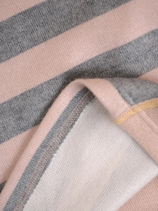 Elegancki sweter damski w paski beżowo-szary – prosty fason ze wstawkami wyszczuplającymi 34824