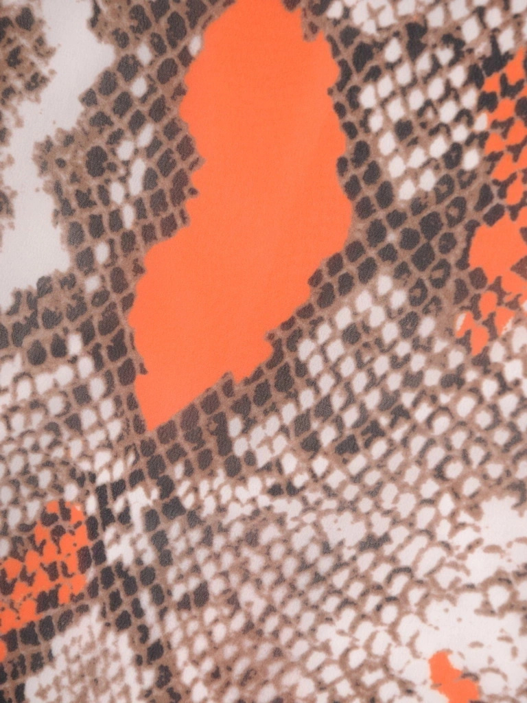 Prosta sukienka midi w zwierzęcy wzór z dekoltem w serek – komfortowy fason optycznie wysmuklający sylwetkę 36344