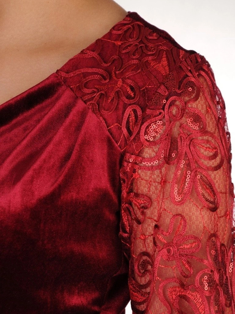 Elegancka bordowa sukienka wieczorowa kopertowa midi – efektowne cekinowe rękawy i modelujące marszczenie 18890