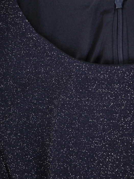 Elegancka granatowa kreacja wizytowa z rękawem 3/4 – pionowe zaszewki optycznie wyszczuplające 32059