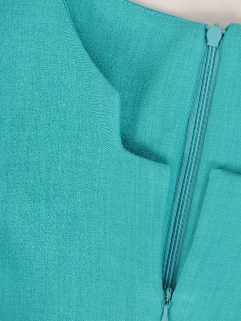 Rozkloszowana sukienka turkusowa na lato z krótkim rękawem – wysmuklające przeszycia i praktyczne kieszenie 29361