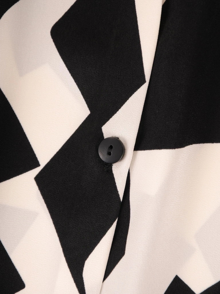 Czarno-kremowa koszula plus size z geometrycznym printem – luźny fason wysmuklający sylwetkę, idealna do biura 38281