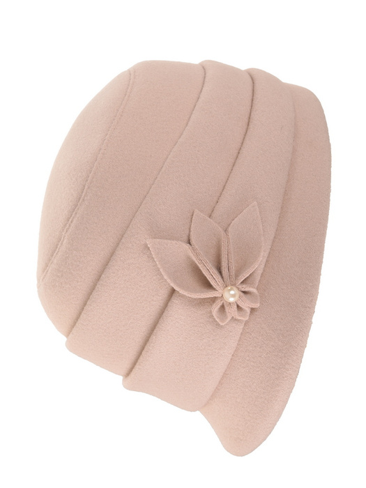 Jasnobeżowy kapelusz damski cloche – ocieplany model z ozdobną wstawką 42428
