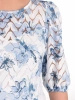 Niebieska sukienka maxi rozkloszowana w kwiaty – elegancka kreacja z plisami i krótkim rękawem 41350