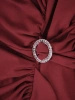 Elegancka sukienka na andrzejki i święta bordowa o prostym kroju – ozdobna klamra wysmuklająca sylwetkę 37413