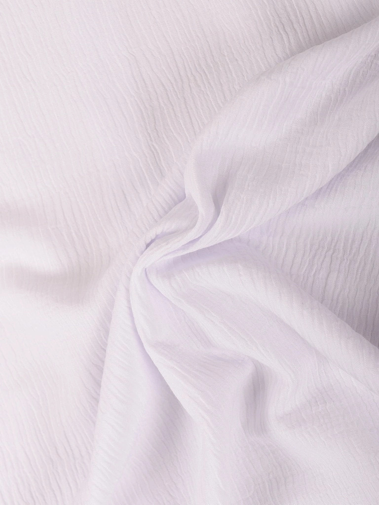 Wizytowa biała bluzka damska trapezowa – fason maskujący biodra z ozdobnymi falbanami 40425