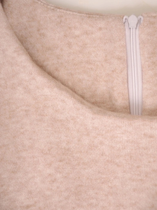 Wizytowa sukienka damska z rękawem 3/4 w odcieniu beżu – prosty krój z biżuteryjnym akcentem tuszujący biodra 36946