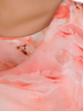 Pudrowa sukienka z ozdobną broszką i szyfonową szarfą 28191