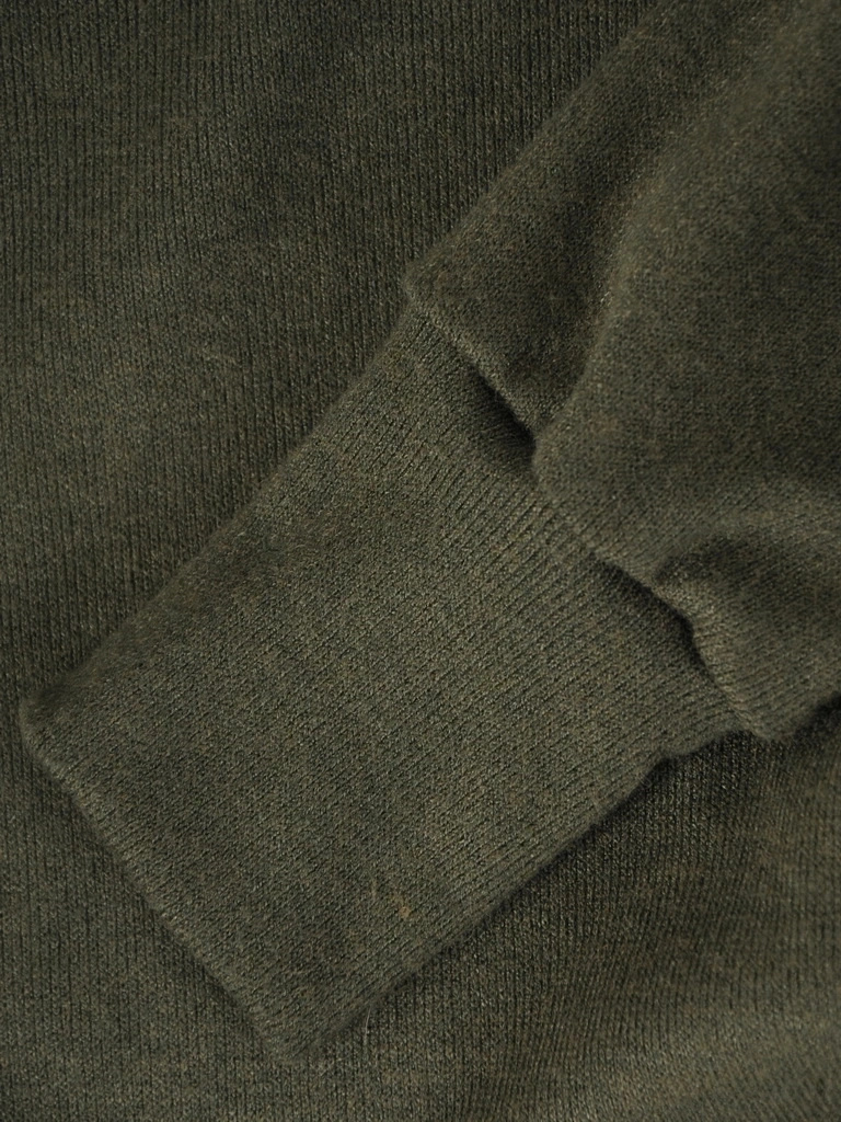 Elegancki sweter damski z golfem w kolorze ciemnej zieleni – prosty fason z praktycznymi kieszeniami 39098