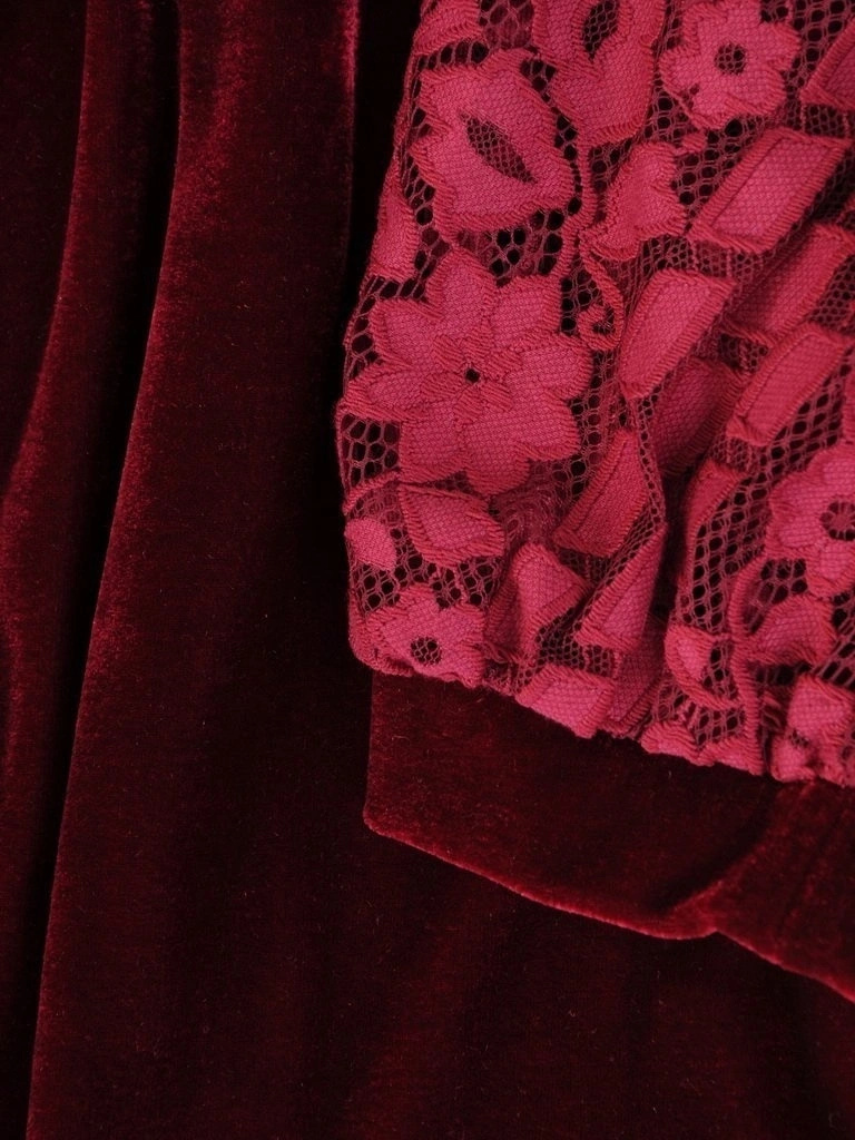 Wiśniowa sukienka midi tuba z koronkowymi rękawami – kobiecy fason ze stójką i ozdobną kokardą 28053