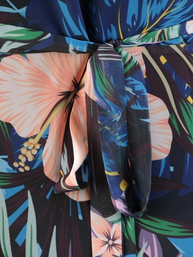 Niebieska rozkloszowana sukienka maxi w kwiaty – zwiewny fason z wiązaniem modelujący sylwetkę 30017