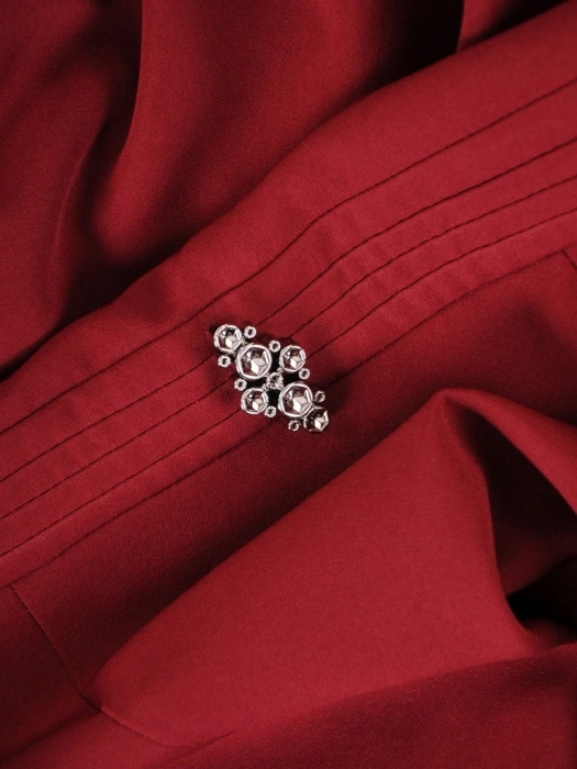 Bordowa prosta sukienka midi z dekoltem łódka – elegancka kreacja z broszką i rękawem 3/4 12968