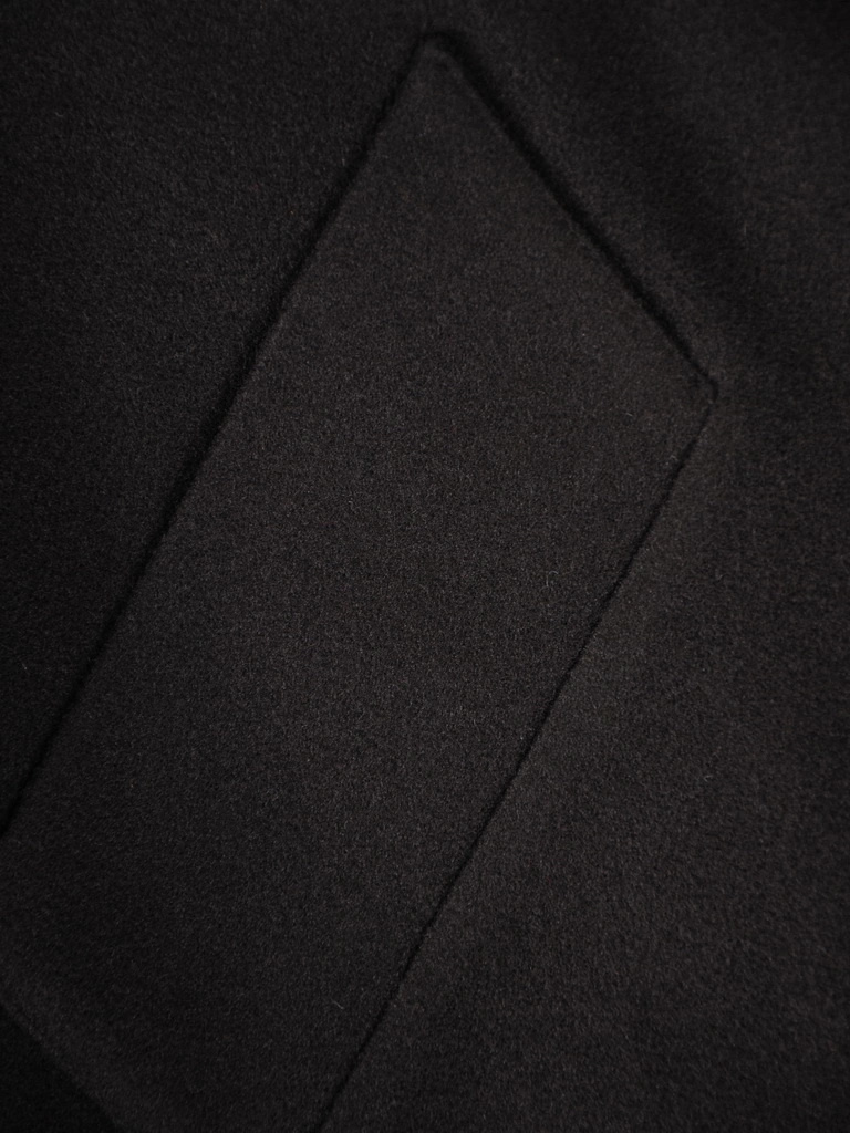 Czarny płaszcz damski z paskiem i kieszeniami na jesień – prosty fason z klasycznym kołnierzem 36672