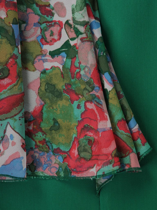 Sukienka damska 15444, zielona kreacja z oryginalnymi rękawami w kwiaty.