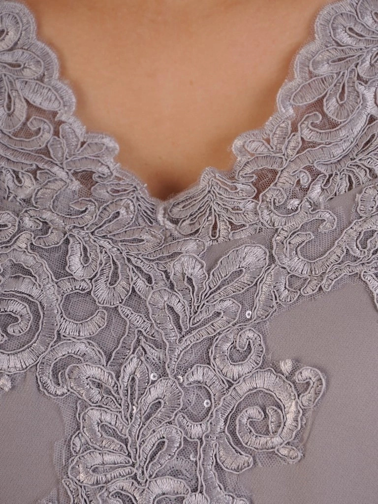 Elegancka szara sukienka prosta z dekoltem serek – pionowe zaszewki wyszczuplające sylwetkę 25188