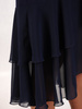Szyfonowa sukienka z ozdobną falbaną, granatowa kreacja z aplikacjami z koronki 24811