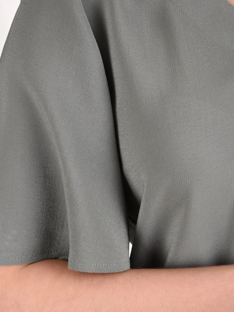 Wiskozowa bluzka damska khaki z dekoltem w serek – prosty krój z rozszerzanymi rękawami 41444