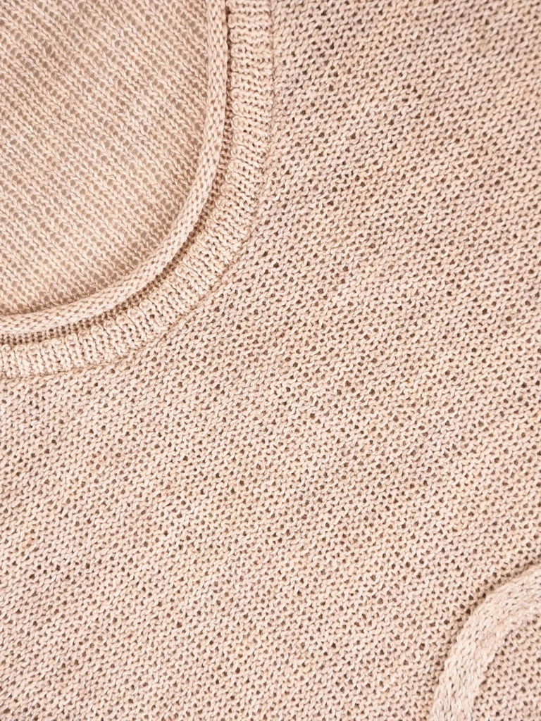 Beżowy sweter damski w kwiaty o prostym kroju – komfortowy fason z rozcięciami po bokach 40826