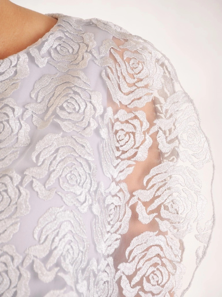 Elegancka sukienka midi w kwiaty na wesele – prosty fason w gołębim odcieniu 32632