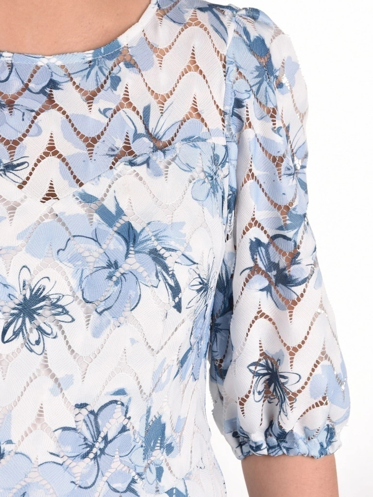 Niebieska sukienka maxi rozkloszowana w kwiaty – elegancka kreacja z plisami i krótkim rękawem 41350
