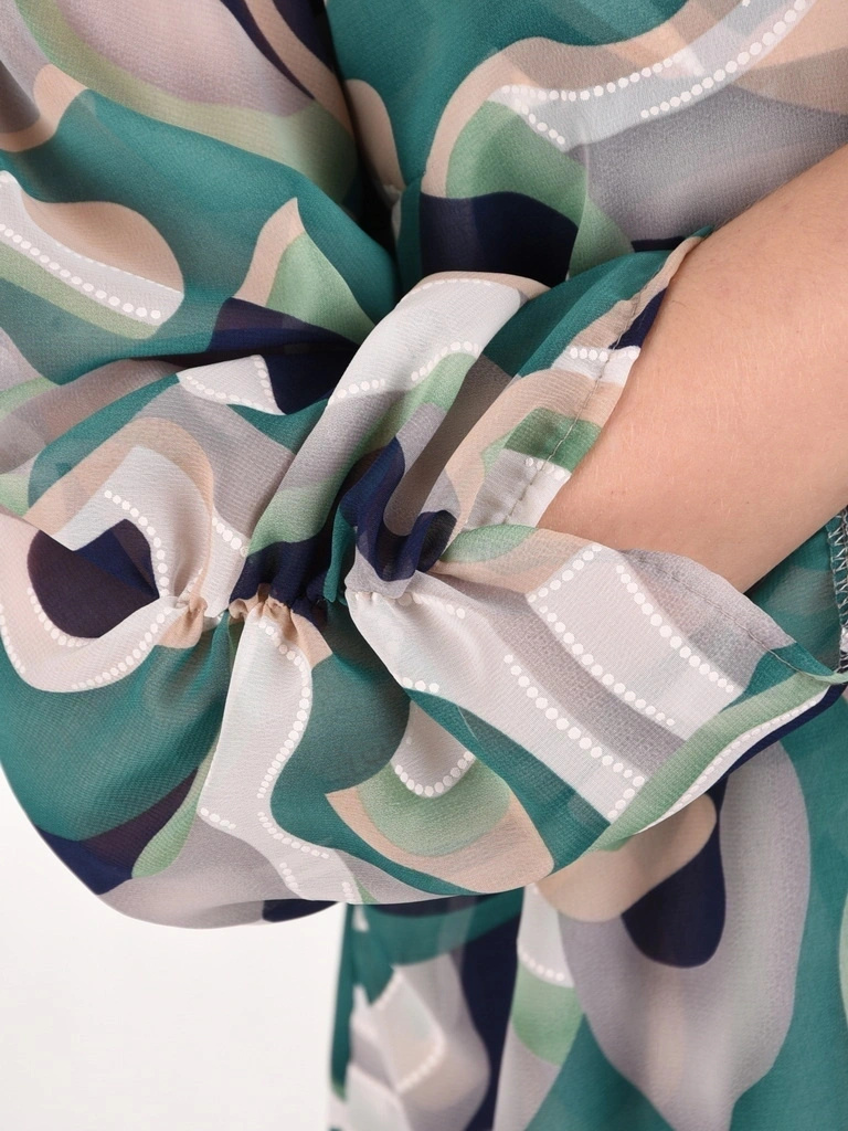 Elegancka bluzka wizytowa damska w zielony wzór – luźny fason tuszujący sylwetkę 41086