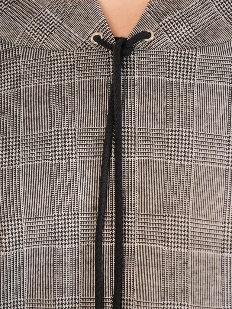 Elegancka prosta sukienka midi w kratę z rękawem 3/4 – fason z baskinką wysmuklający proporcje 33924