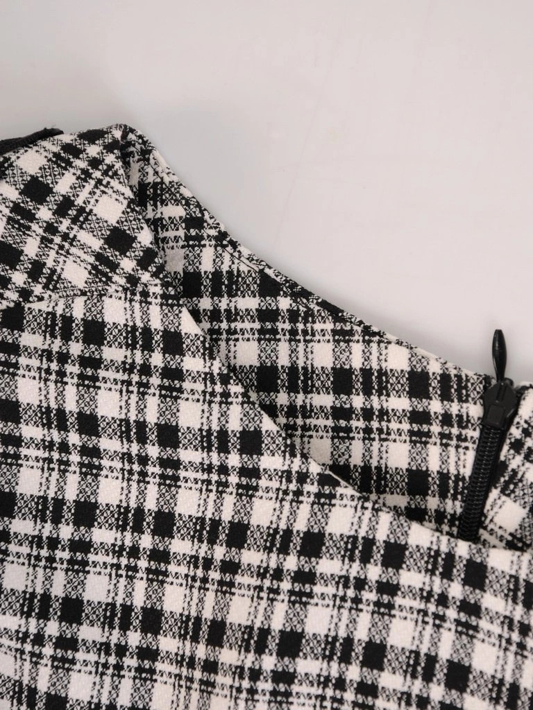 Elegancka sukienka biurowa midi w kratkę – prosty fason z ozdobnymi aplikacjami na ramionach 23402