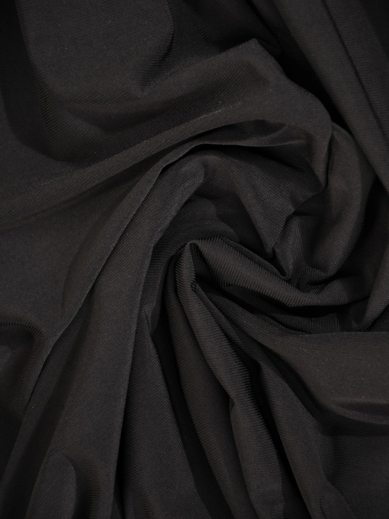 Elegancka czarna sukienka koktajlowa trapezowa – tuszujący krój z kopertowym dekoltem 32281