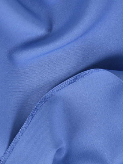 Elegancka niebieska sukienka trapezowa przed kolano – krótki ozdobny rękaw i dekolt w serek 41938