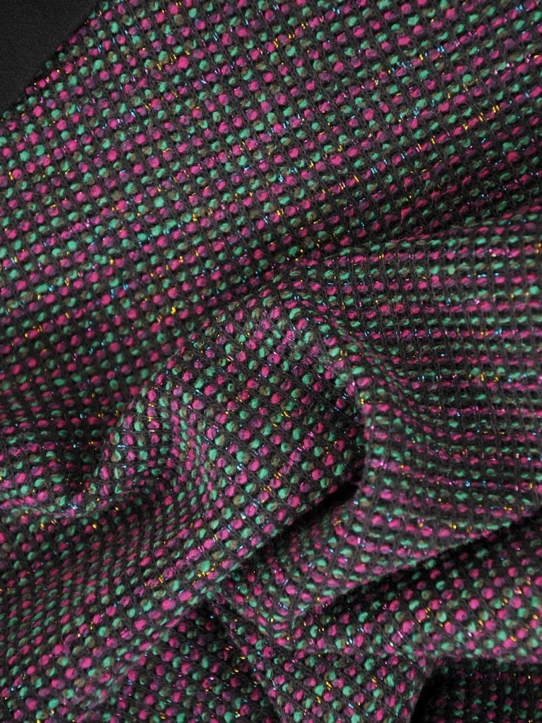 Elegancka czarna sukienka midi z rękawem 3/4 – optycznie wysmuklające wstawki i prosty fason 37090
