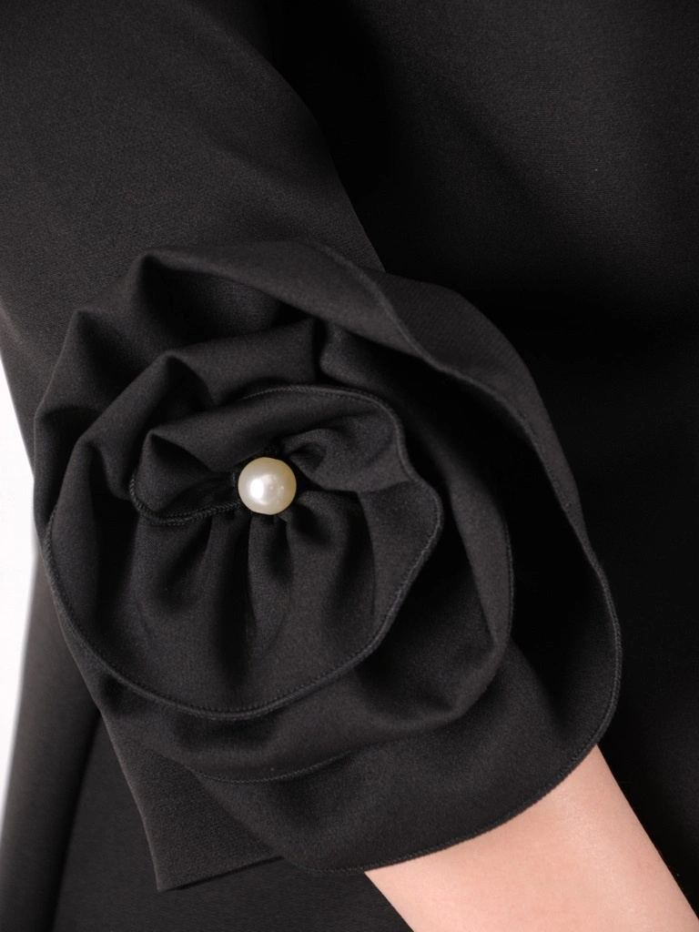 Elegancka czarna sukienka trapezowa midi – wygodny krój z efektownym zdobieniem rękawów 39353