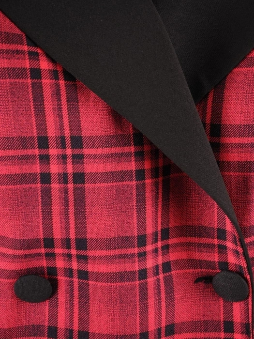 Bordowa sukienka żakietowa w kratę z dwurzędowymi guzikami – elegancki fason z paskiem w talii 37902