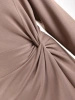 Elegancka prosta sukienka midi w odcieniu beżu – maskujące talię marszczenie ze zmysłowym rozcięciem 40939