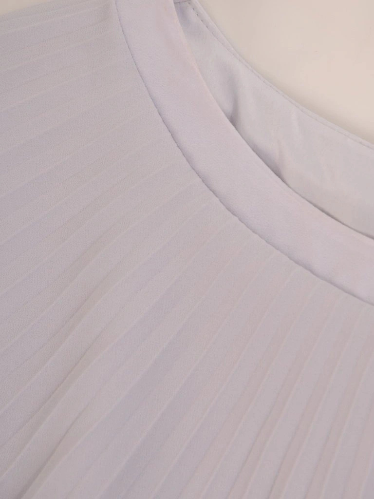 Szara elegancka sukienka midi na wesele – prosty fason ze zwiewną narzutką modelujący sylwetkę 26406