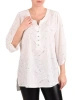 Elegancka bluzka plus size w bieli ze srebrnym motywem, dekolt V – z biżuteryjnymi guzikami i marszczonymi rękawami 3/4 41093