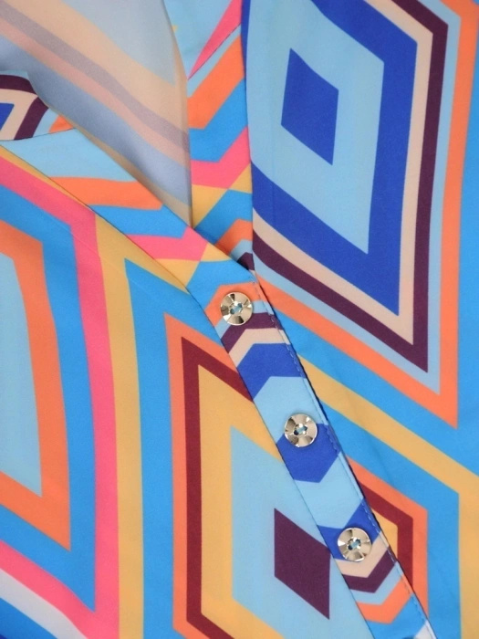Niebieska bluzka wizytowa w geometryczny wzór – luźny fason z dekoltem w serek 39488