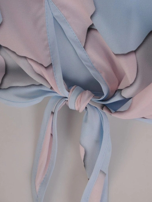 Wizytowa bluzka damska w pastelowy wzór – efektowne wiązanie modelujące sylwetkę 11566