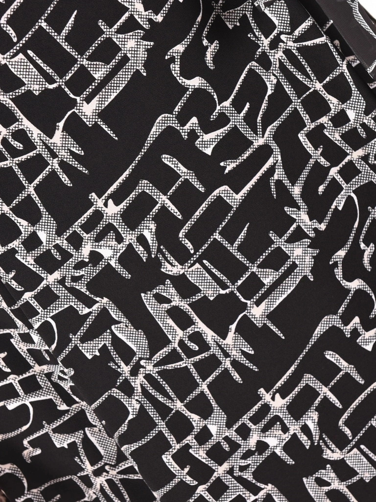 Czarna sukienka midi w geometryczny wzór – trapezowy fason maskujący biodra z wiązaniem w pasie 40181